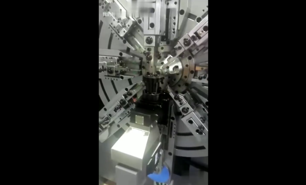 展會現(xiàn)場演示制造拉簧(huáng)過程